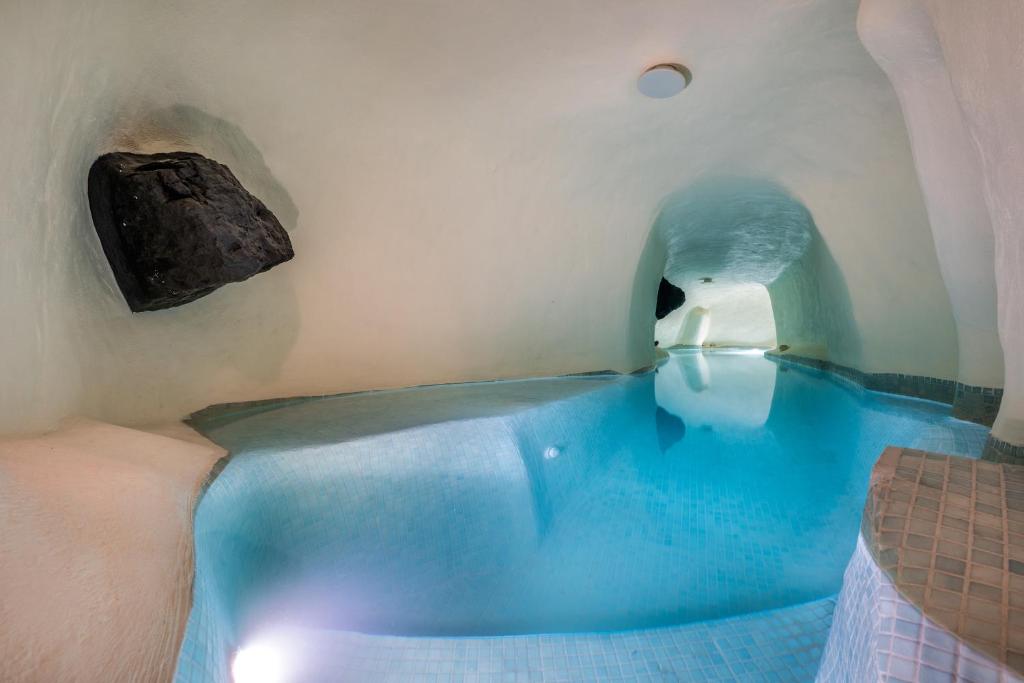 Bazén v ubytování Mystagoge Retreat with subterranean pool/jacuzzi nebo v jeho okolí