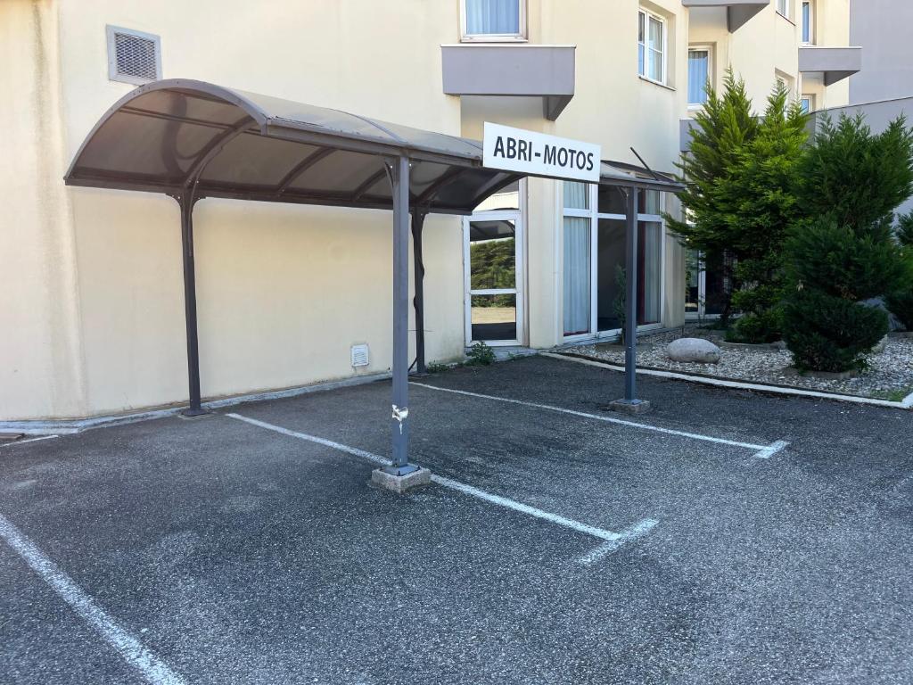 Fotografie z fotogalerie ubytování Hôtel Le Néron - Logis v destinaci Fontanil-Cornillon