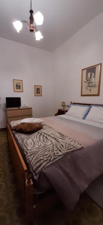 een groot bed in een slaapkamer met een plafond bij da giusi in Morciano di Romagna