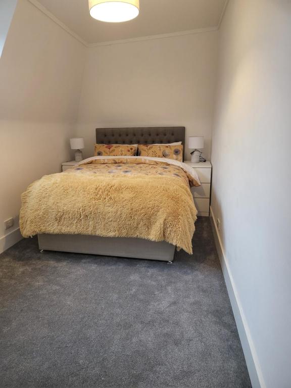 Tempat tidur dalam kamar di Wee Cumbrae View