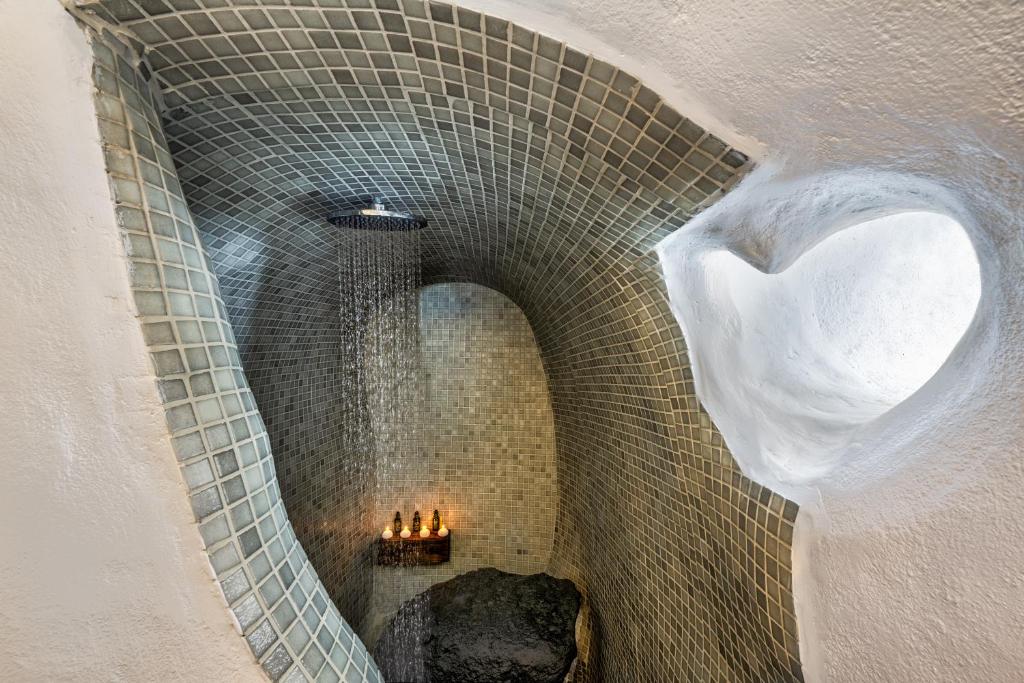 Koupelna v ubytování Mystagoge Retreat with subterranean pool/jacuzzi