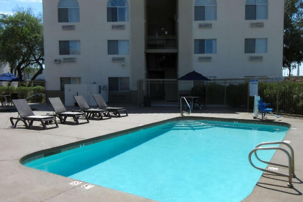 Bazén v ubytování Comfort Inn & Suites Phoenix North - Deer Valley nebo v jeho okolí