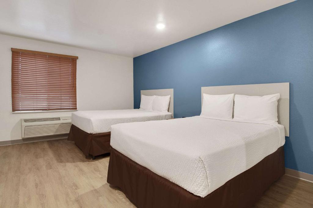 Postel nebo postele na pokoji v ubytování WoodSpring Suites Conroe