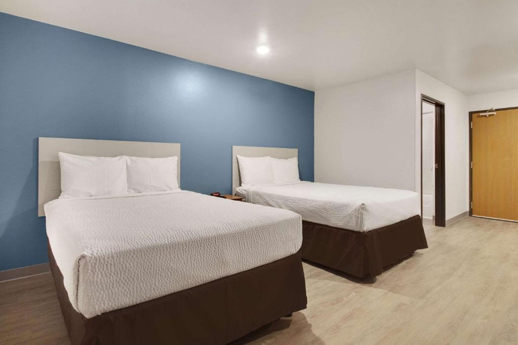 Postel nebo postele na pokoji v ubytování WoodSpring Suites Conroe