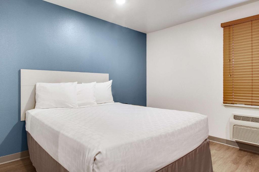 Postel nebo postele na pokoji v ubytování WoodSpring Suites Conroe