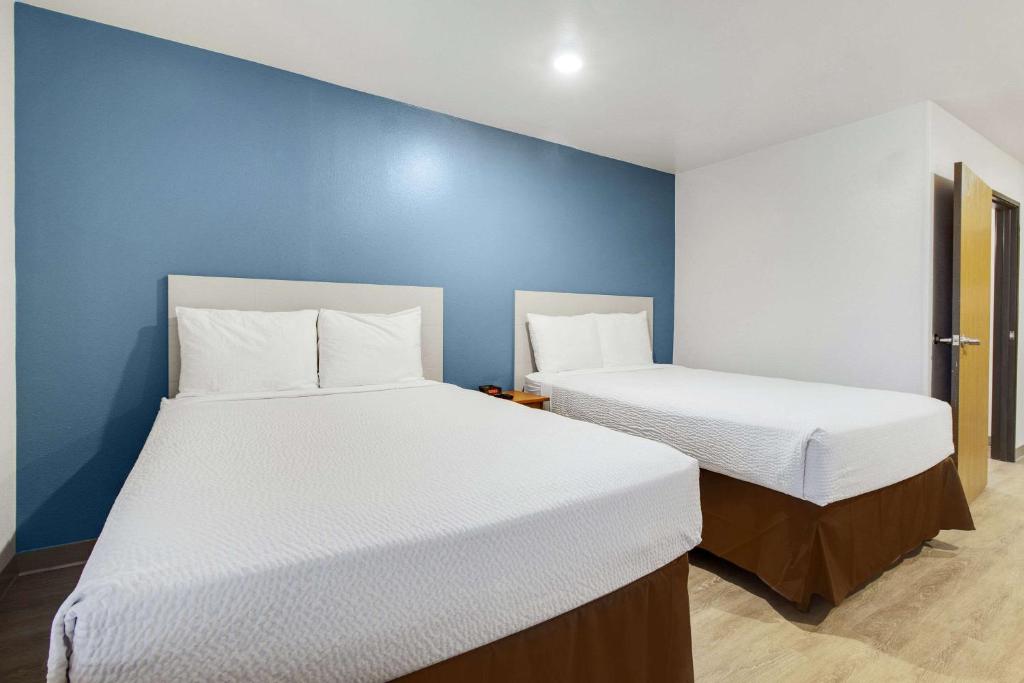 Postel nebo postele na pokoji v ubytování WoodSpring Suites Conroe