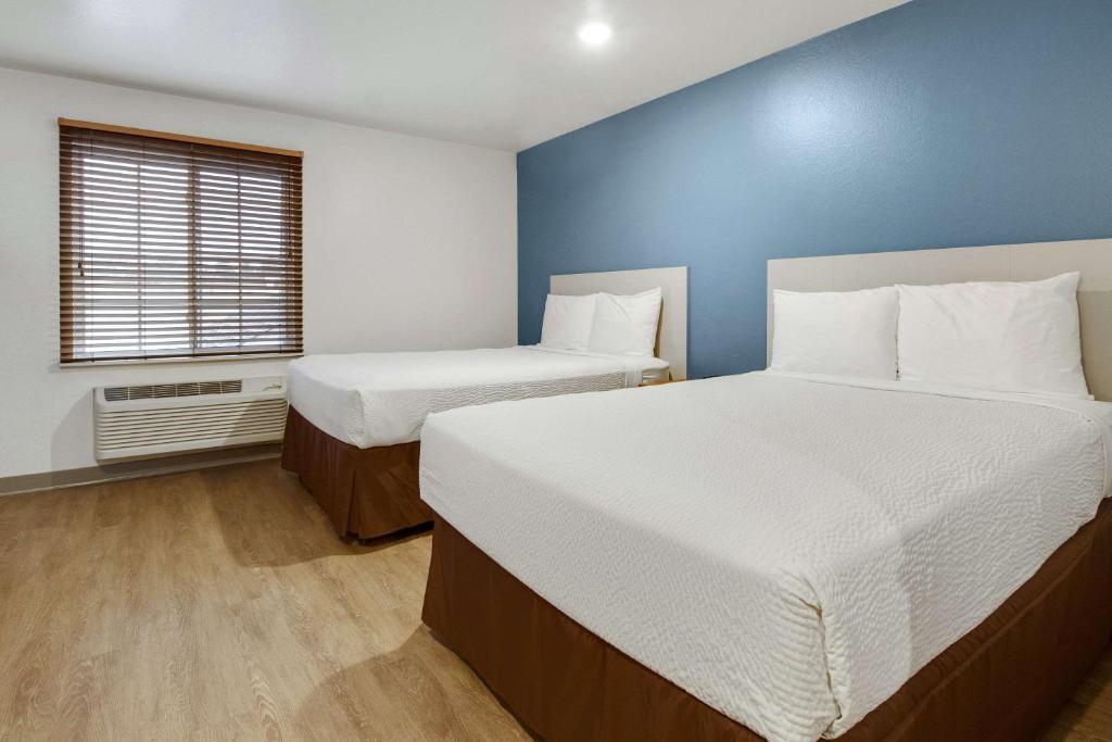 Postel nebo postele na pokoji v ubytování WoodSpring Suites Conroe