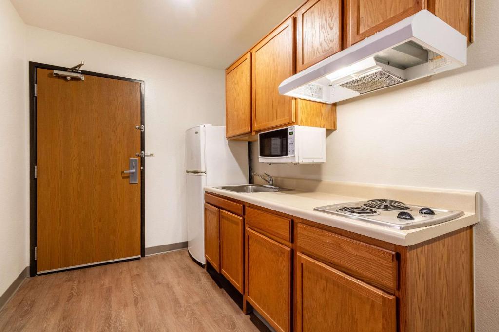 Kuchyň nebo kuchyňský kout v ubytování WoodSpring Suites Conroe