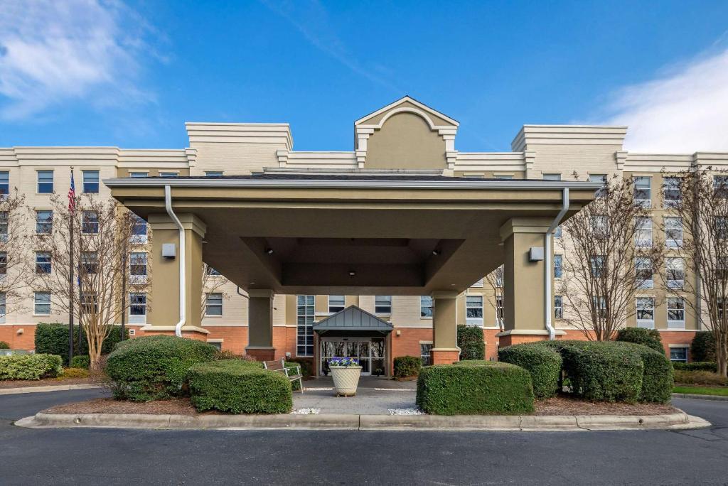 a building with a pavilion in front of a building at Comfort Suites near Birkdale Village- Huntersville in Huntersville
