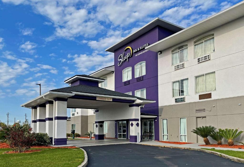 un hotel con un edificio púrpura y blanco en Sleep Inn & Suites en Foley