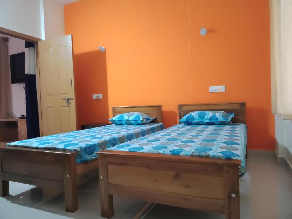 Postel nebo postele na pokoji v ubytování Krishna Kuteera