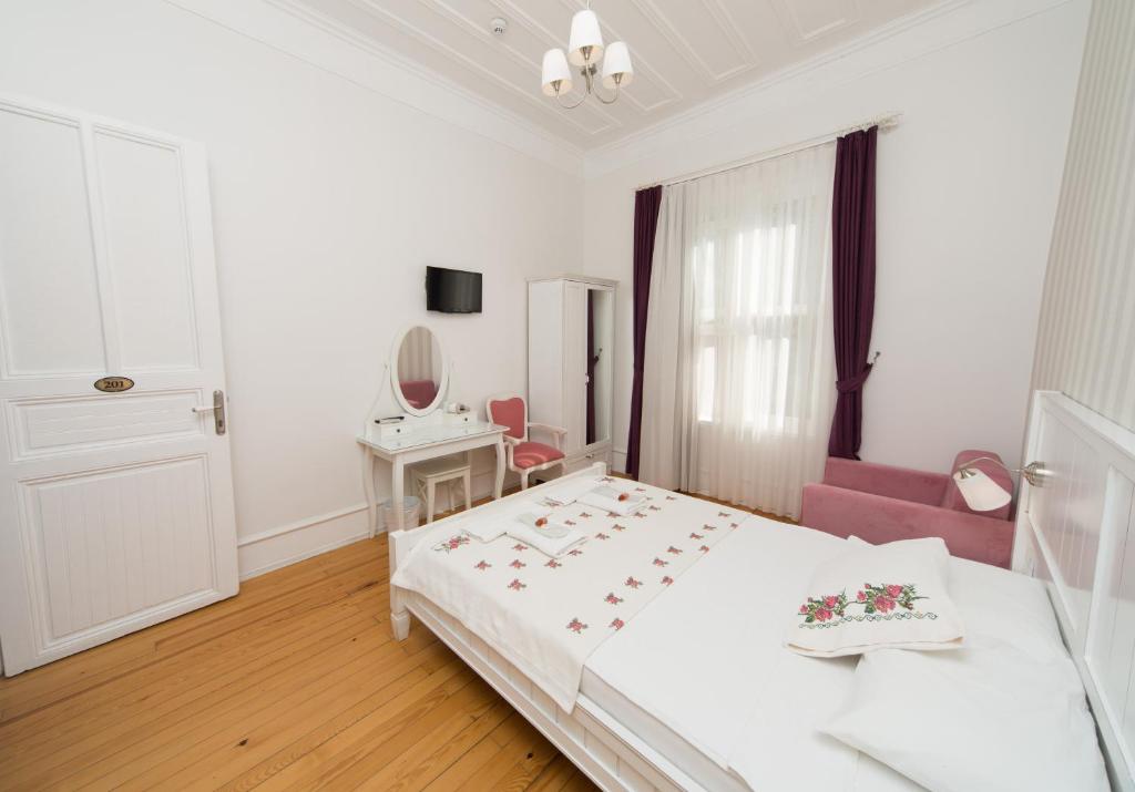 Postel nebo postele na pokoji v ubytování Cenar Konak Butik Hotel
