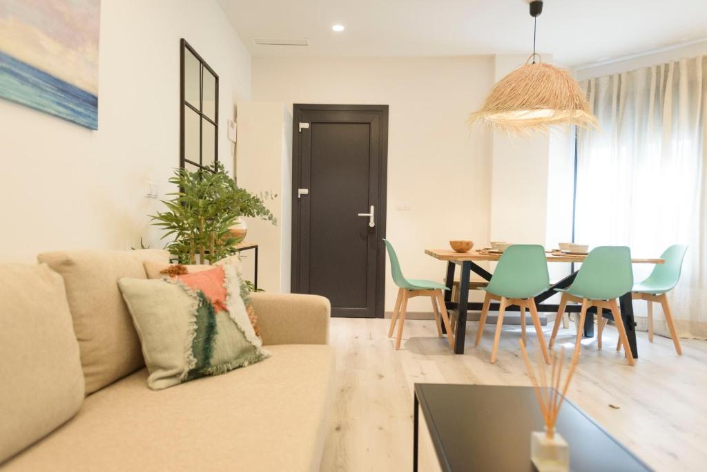 sala de estar con sofá y mesa en Tarifa Twins Apartamento de lujo con Piscina y wifi en Tarifa