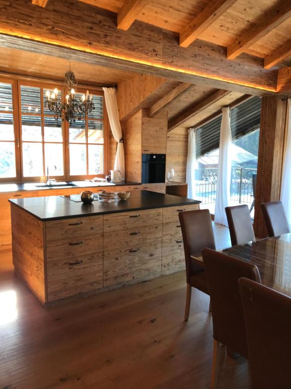 Televízia a/alebo spoločenská miestnosť v ubytovaní Das Kitz - deLuxe ChaletApartments