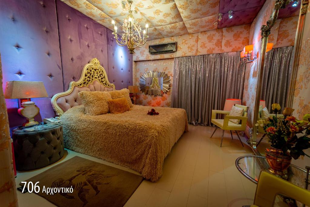 um quarto com uma cama e um lustre em Hotel Priamos-Αdults Only em Atenas