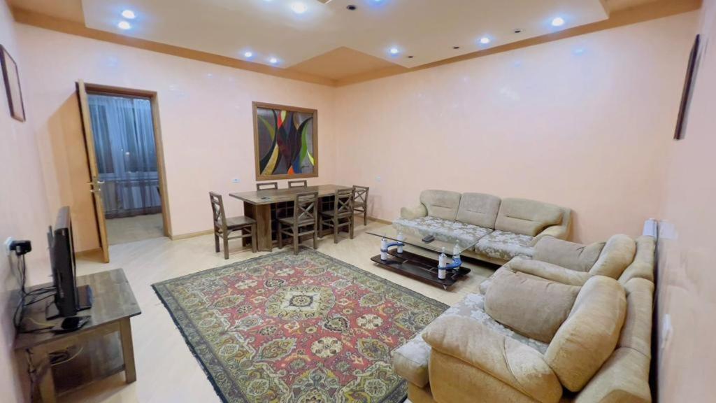 Freedom Apartments on Hanrapetutyan Street (Armenien Jerewan)