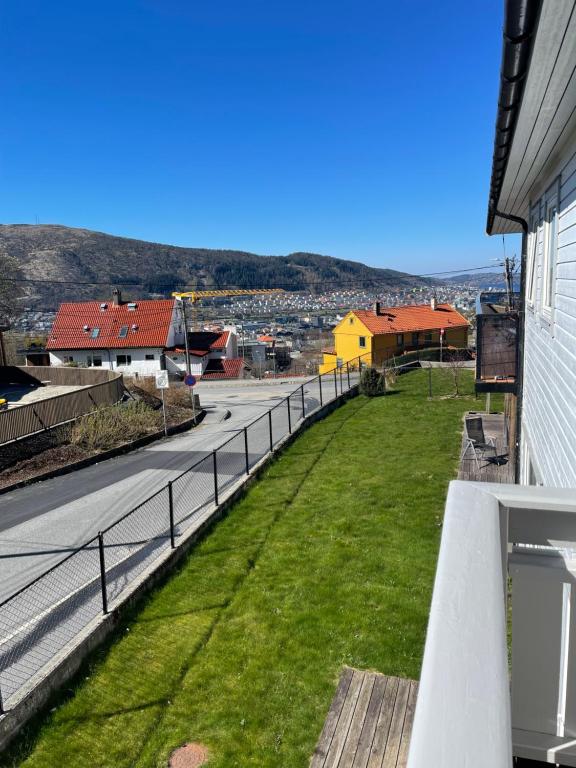 einen Balkon mit Straßenblick in der Unterkunft Ulriken Apartment in Bergen