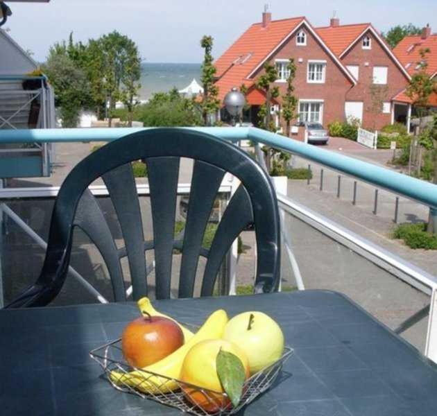 einen Obstkorb auf einem Tisch auf einem Balkon in der Unterkunft Apartmentvermittlung Mehr als Meer - Objekt 10 in Niendorf