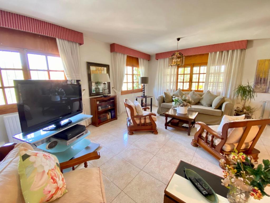 Télévision ou salle de divertissement dans l'établissement Stunning 5 bed Villa La Font, private pool