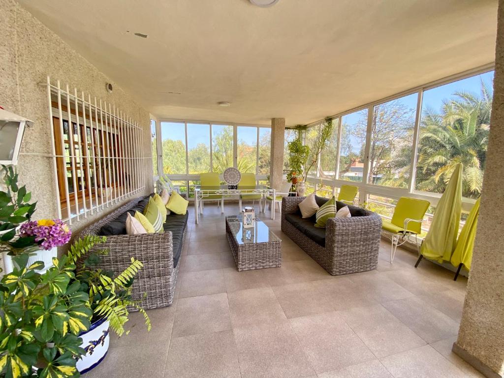 Coin salon dans l'établissement Stunning 5 bed Villa La Font, private pool