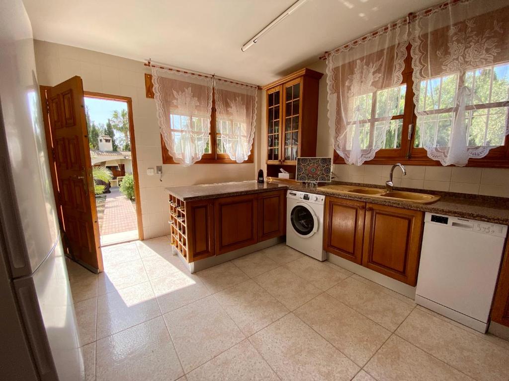 Cuisine ou kitchenette dans l'établissement Stunning 5 bed Villa La Font, private pool