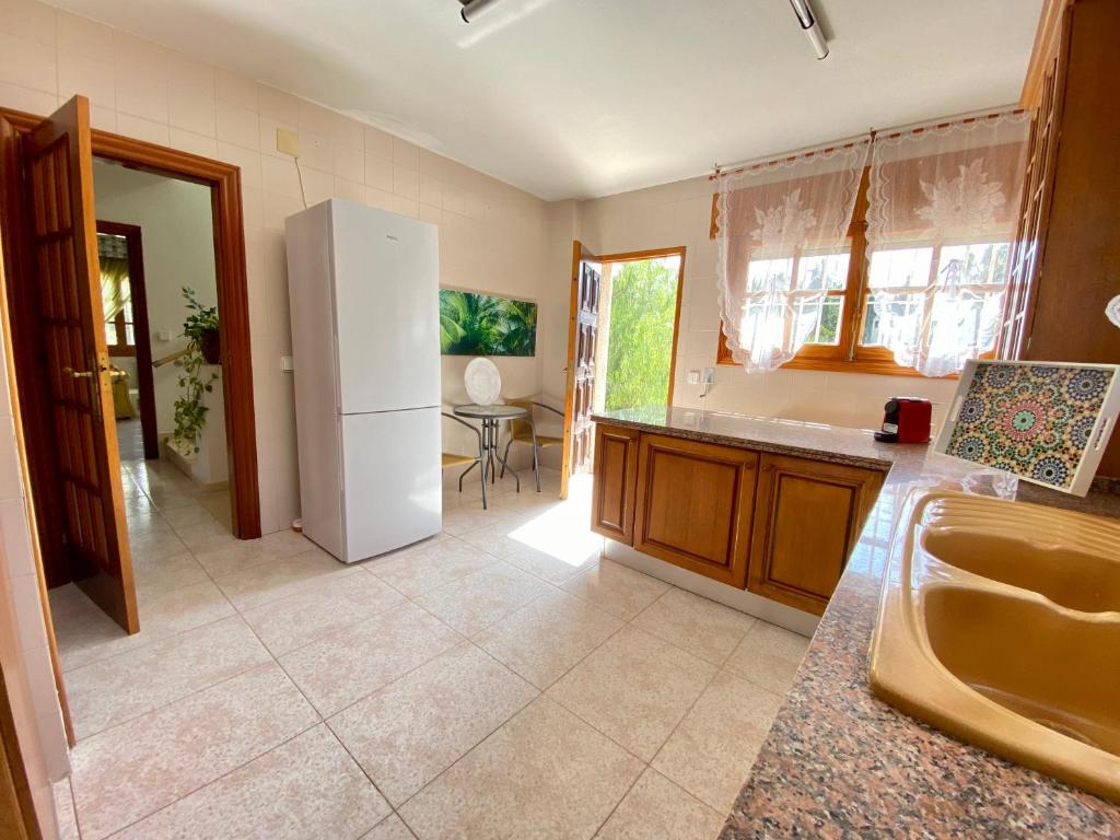 Cuisine ou kitchenette dans l'établissement Stunning 5 bed Villa La Font, private pool