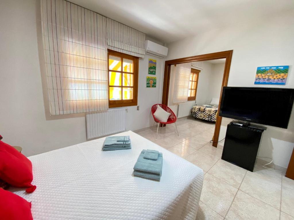 Télévision ou salle de divertissement dans l'établissement Stunning 5 bed Villa La Font, private pool