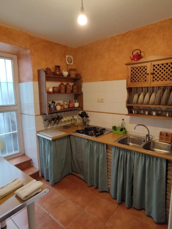 Kuchyňa alebo kuchynka v ubytovaní CASA PETRA : Bonita casa rural en Yunquera
