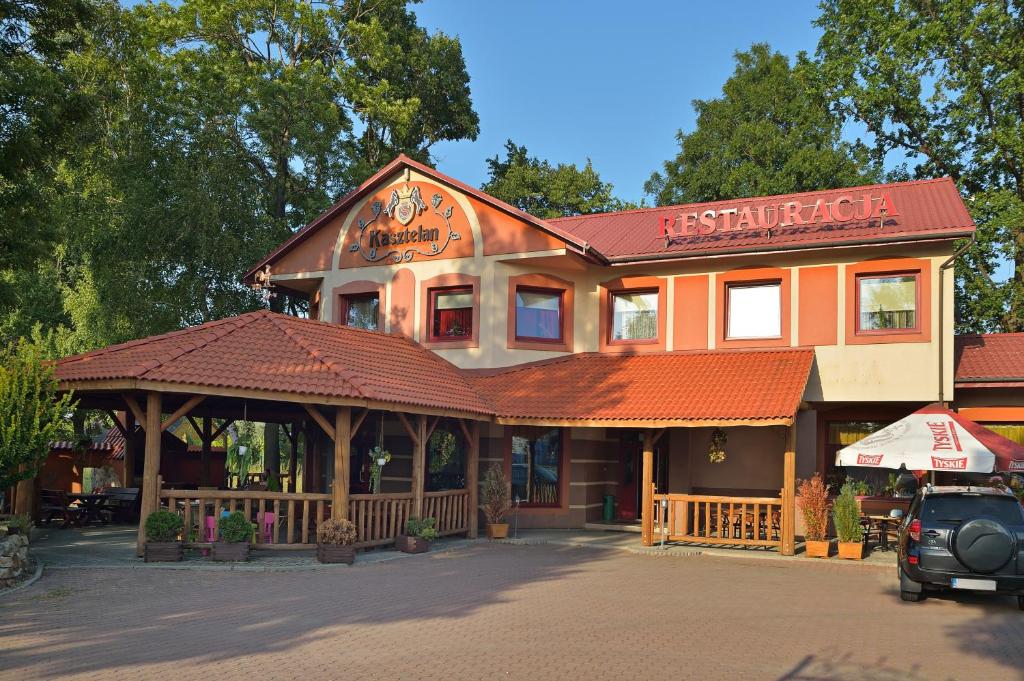 un restaurante de comida rápida con techo naranja en Restauracja Zajazd Kasztelan, en Krosno