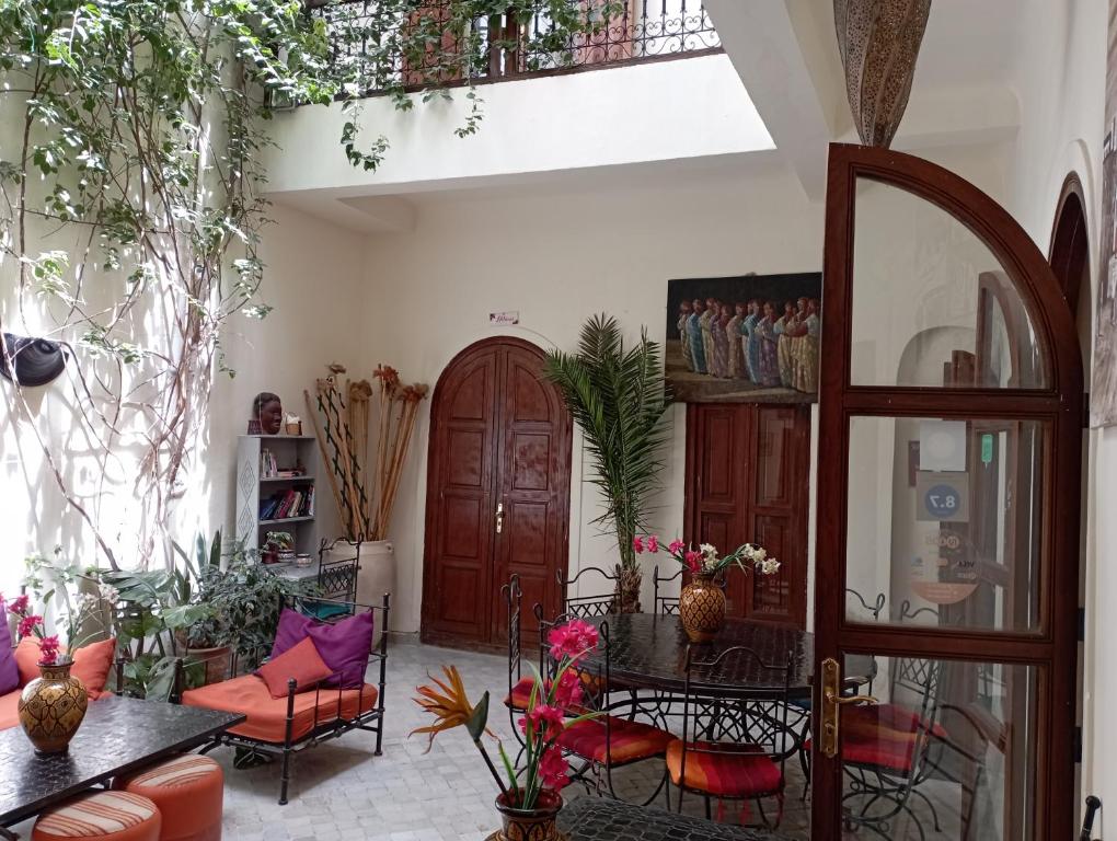 sala de estar con mesa y sillas en Riad white flowers en Marrakech