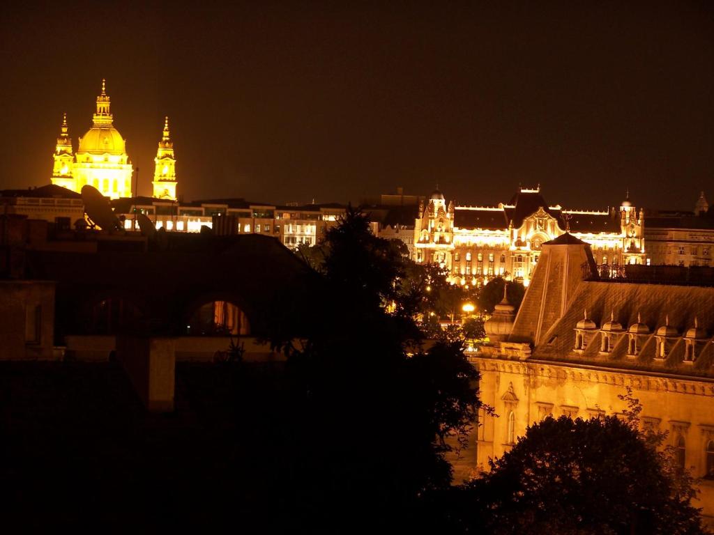 - Vistas a la ciudad por la noche en Cozy studio at the Castle, en Budapest