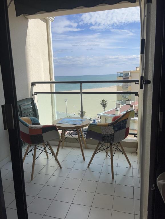 un balcon avec une table et des chaises et une vue sur l'océan dans l'établissement Studio avec vue sur la mer, à Canet
