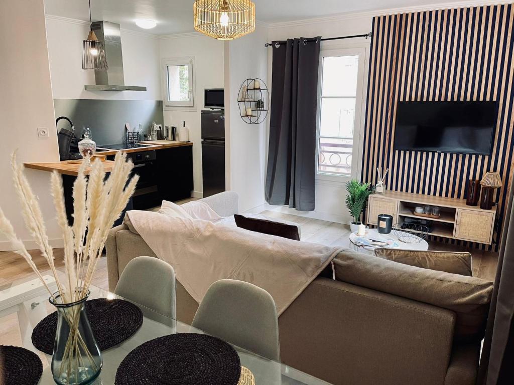 un salon avec un canapé et une table dans l'établissement Appartement Centre Ville avec Garage, à Troyes