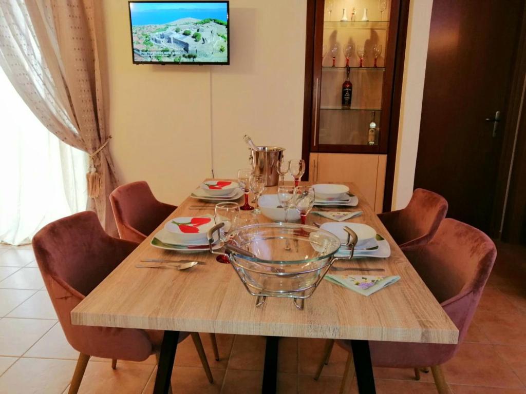 TV a/nebo společenská místnost v ubytování Malvazios Villas #6