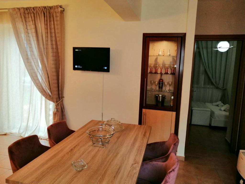 TV a/nebo společenská místnost v ubytování Malvazios Villas #6