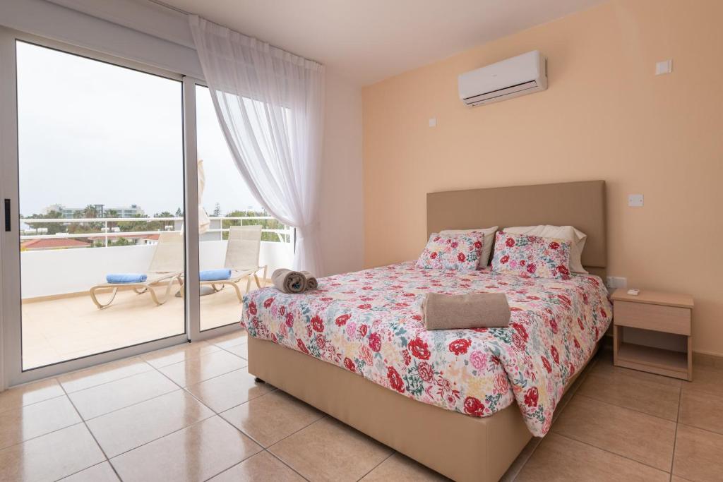 Postel nebo postele na pokoji v ubytování Narcissos Nissi Beach Apartment C16