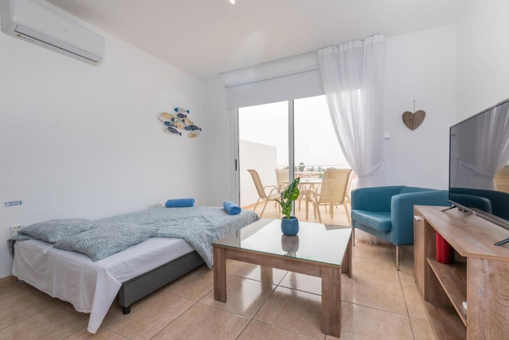 Postel nebo postele na pokoji v ubytování Narcissos Nissi Beach Apartment C16