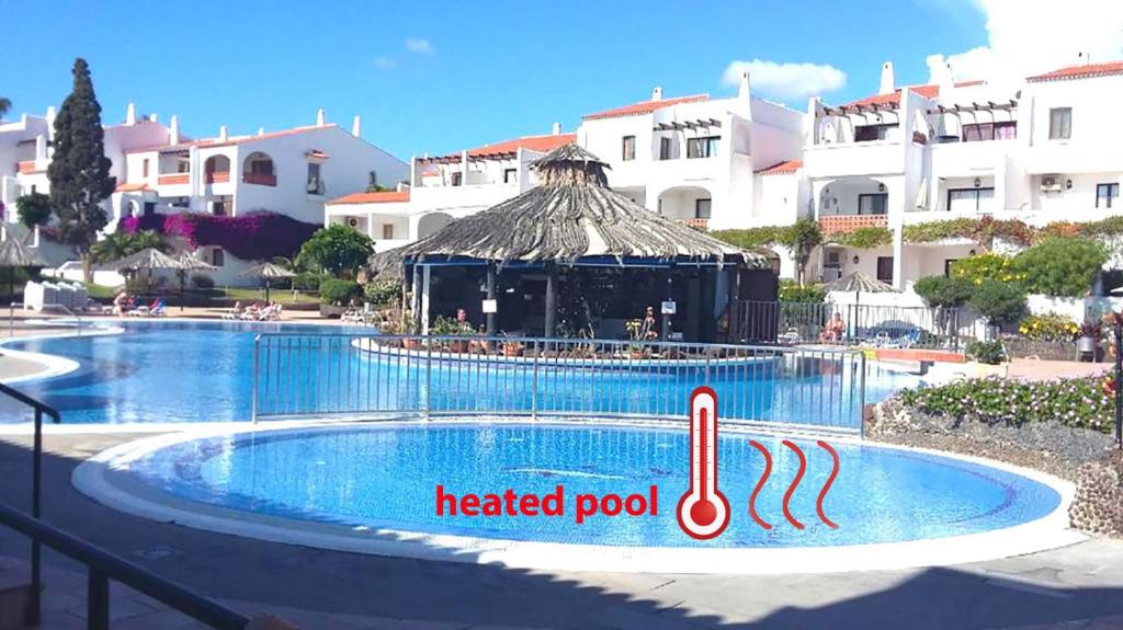una piscina climatizada con piscina aemed con piscina aemed en Fairways Club, Duplex B22, en San Miguel de Abona