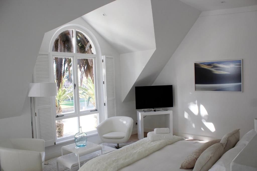 TV a/nebo společenská místnost v ubytování Swakopmund Luxury Suites