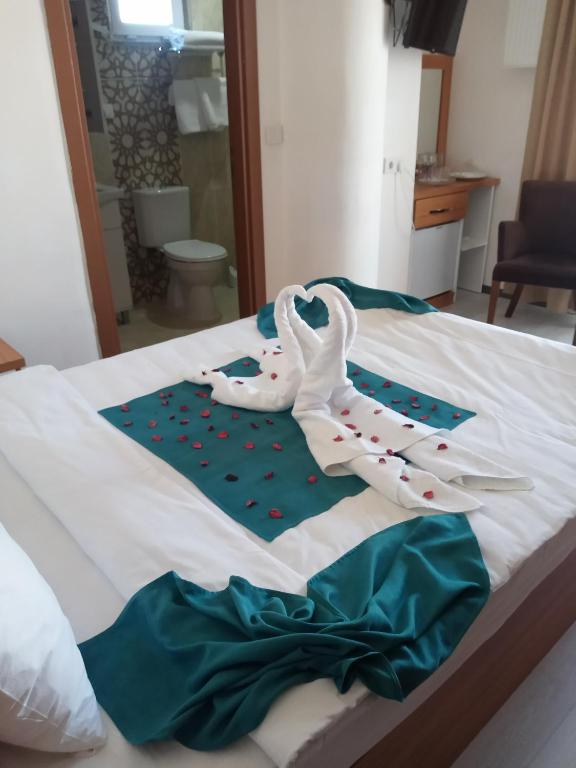 Postel nebo postele na pokoji v ubytování GÜVEN HOTEL