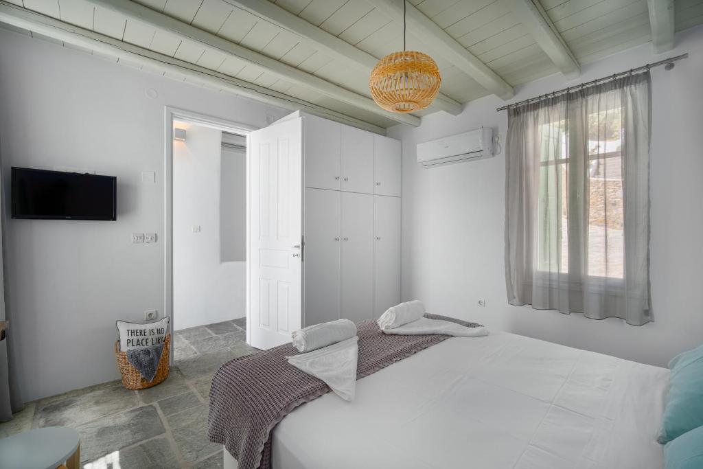 A bed or beds in a room at SERIFOS BELLA VISTA 2