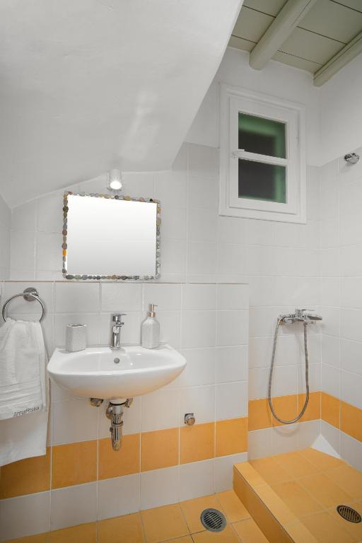 A bathroom at SERIFOS BELLA VISTA 2