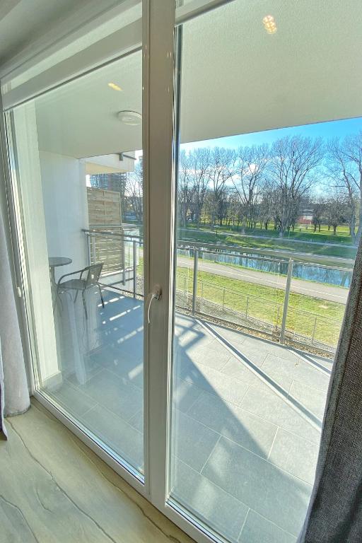 Balkón alebo terasa v ubytovaní Capital Towers - Apartament Green z widokiem na rzekę