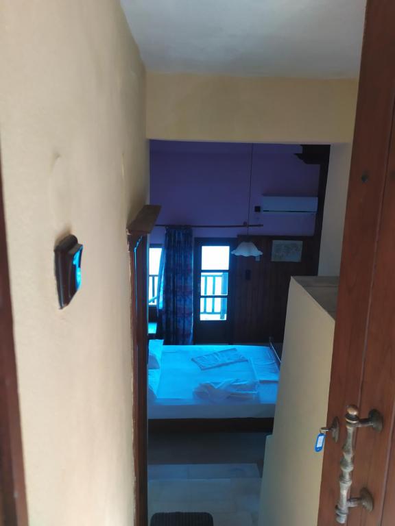 Łóżko lub łóżka w pokoju w obiekcie Triple studio room in Mylopotamos Beach