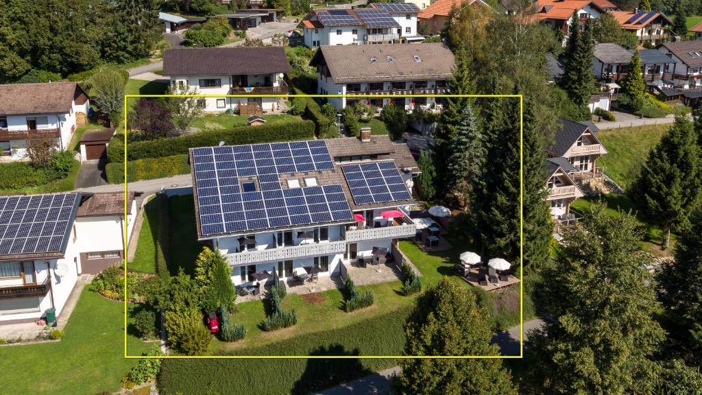 an aerial view of a house with solar panels on it at Suit' & Frühstück Zum Latschen - Adults Only in Mauth