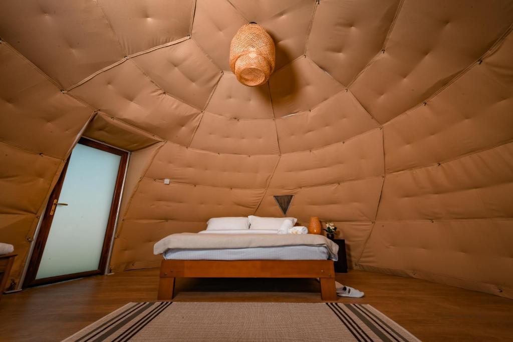 Letto o letti in una camera di Siniya Island Leisure Campground Umm Al Quwain