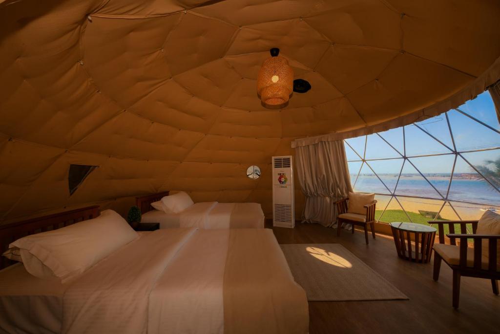 Letto o letti in una camera di Siniya Island Leisure Campground Umm Al Quwain