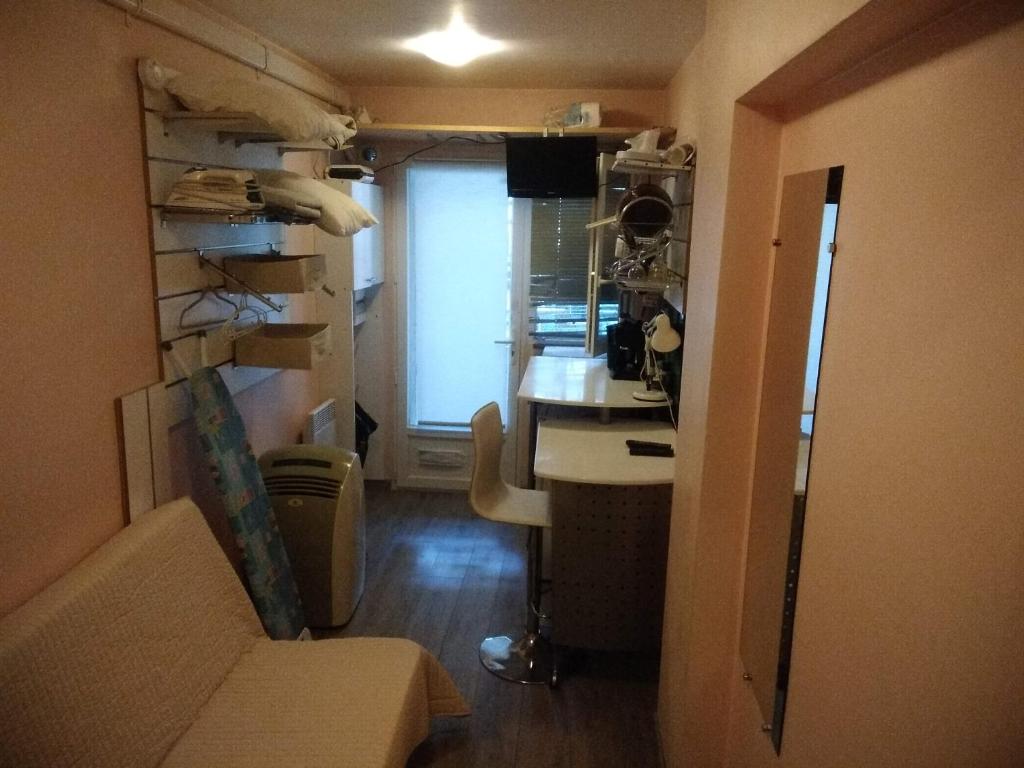 une chambre avec un bureau et une fenêtre dans l'établissement Studette Cannes centre, à Cannes