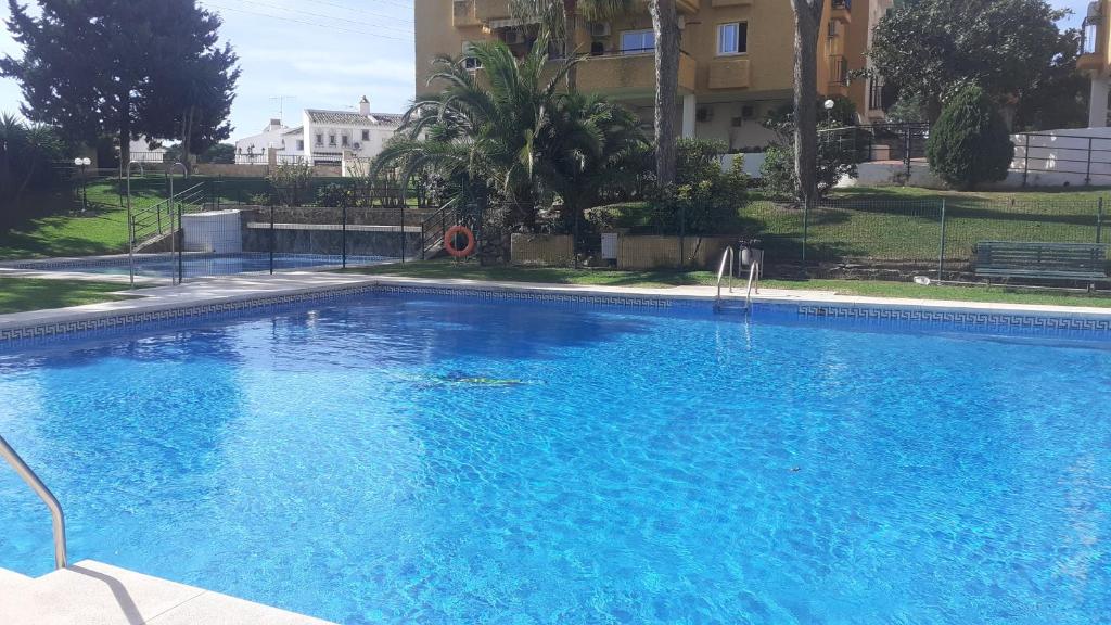 Bazén v ubytování APARTAMENTO- ATICO EN MIJAS COSTA , CON PISCINA. nebo v jeho okolí