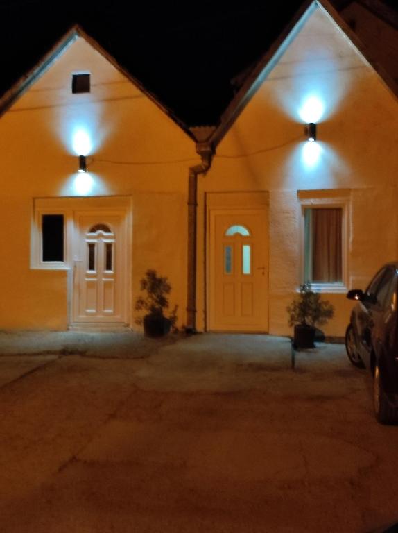Indjija Prenociste hrvic - Housity